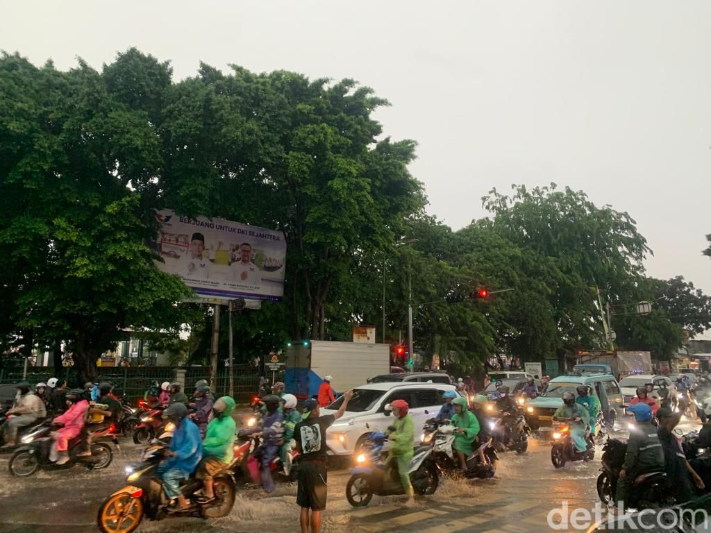 Kawasan pertigaan Hek Kramat Jati tergenang, 4 Oktober 2022. (Mulia Budi/detikcom)