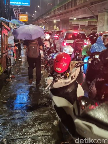 Kemacetan parah terjadi di Jalan Mampang Prapatan Raya mengarah ke Jalan Gatot Subroto dan Jalan Kapten Tendean, Jakarta Selatan (Jaksel). (Haris Fadhil/detikcom)
