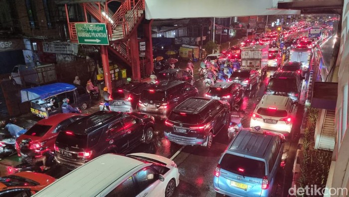 Kemacetan parah terjadi di Jalan Mampang Prapatan Raya mengarah ke Jalan Gatot Subroto dan Jalan Kapten Tendean, Jakarta Selatan (Jaksel). (Haris Fadhil/detikcom)