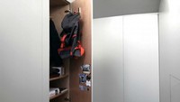 Perabotan tersebut bisa dilipat ke dalam dinding sehingga memberikan efisiensi ruangan. Ini adalah lemari yang digunakan sebagai tempat penyimpanan.