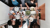 Untuk menghadirkan ruang makan, terdapat meja lipat yang berasal dari salah satu dindingnya. Ruang makan itu bisa menampung sebanyak empat orang.