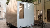 Selain berdesain ringkas dan modern, rumah ini juga bisa dibawa ke mana saja. Pasalnya terdapat roda dan pengikat untuk kendaraan lain.