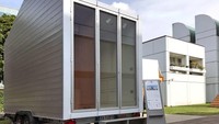 Karena mengusung konsep rumah dengan furniture lipat, gerobak ini memiliki jendela di bagian belakang dan depannya.