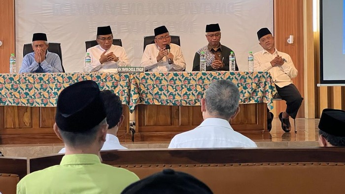 Ketua Umum PBNU KH Yahya Cholil Staquf (Gus Yahya) mengikuti doa dan tahlil untuk korban Tragedi Kanjuruhan. Ia menyebut, apa yang terjadi di Kanjuruhan merupakan musibah besar.