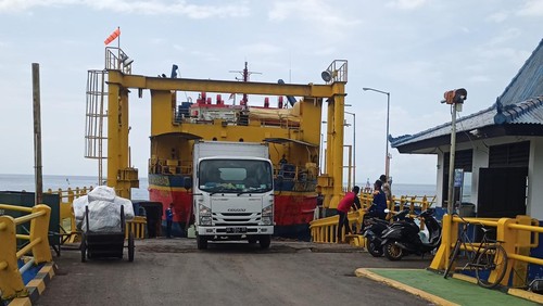 KMP Nusa Jaya Abadi saat melakukan aktivitas bongkar muat penumpang di Pelabuhan Padangbai