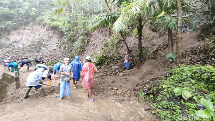 Kondisi jalur penghubung dua dusun di Kulon Progo yang tertutup material longsor, Selasa (4/10/2022).
