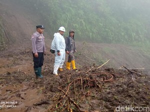 Longsoran Sepanjang 200 Meter Tutup Akses Parentas Tasikmalaya