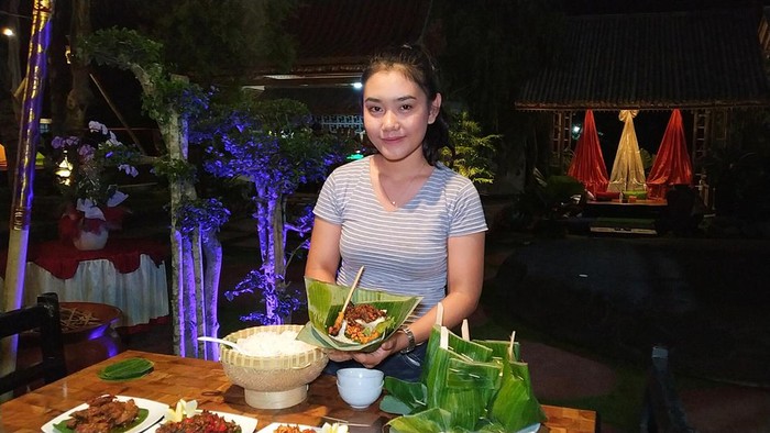 Kuliner nasi jinggo sambal lindung negaroa, di Angkringan Penggak Jepun, Jembrana, Bali, Senin (3/10/2022).