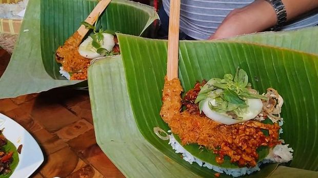 Kuliner nasi jinggo sambal lindung negaroa, di Angkringan Penggak Jepun, Jembrana, Bali, Senin (3/10/2022).