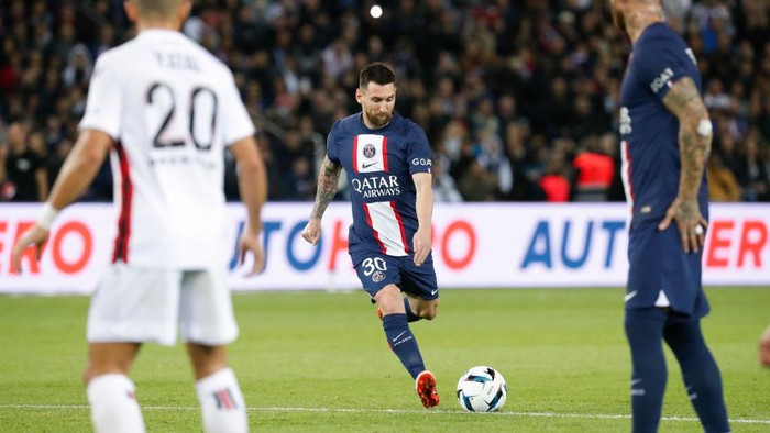PARIS, FRANCE - OCTOBER 01: Lionel Messi #30 of Paris Saint-Germain shoots a free kick and scores a goal during the Ligue 1 match between Paris Saint-Germain and OGC Nice at Parc des Princes on October 2, 2022 in Paris, France. (Photo by Catherine Steenkeste/Getty Images)