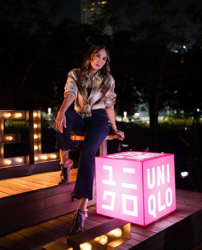 Baju flanel termasuk item pilihan yang bisa digunakan untuk gaya casual. Seperti gaya Luna Maya ini, ia memakai baju flanel warna cokelat dan celana jeans. Foto: Dok. Instagram @lunamaya.