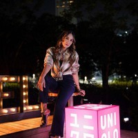 Baju flanel termasuk item pilihan yang bisa digunakan untuk gaya casual. Seperti gaya Luna Maya ini, ia memakai baju flanel warna cokelat dan celana jeans. Foto: Dok. Instagram @lunamaya.