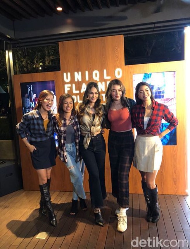 Para anggota geng sepeda artis Lipstick Riders ini memadukan baju flanel dengan berbagai gaya. Luna Maya misalnya mengikat bagian bawah flanelnya sehingga mengekpos perutnya. Patricia Gouw memakai kemeja flanel biru, dalaman cokelat, rok mini dan boots hitam. Sedangkan Marianne Rumantir memakai kemeja, tanktop dan jeans. Foto: Gresnia/Wolipop.