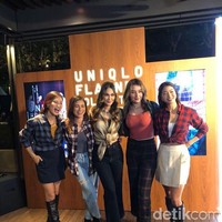 Para anggota geng sepeda artis Lipstick Riders ini memadukan baju flanel dengan berbagai gaya. Luna Maya misalnya mengikat bagian bawah flanelnya sehingga mengekpos perutnya. Patricia Gouw memakai kemeja flanel biru, dalaman cokelat, rok mini dan boots hitam. Sedangkan Marianne Rumantir memakai kemeja, tanktop dan jeans. Foto: Gresnia/Wolipop.