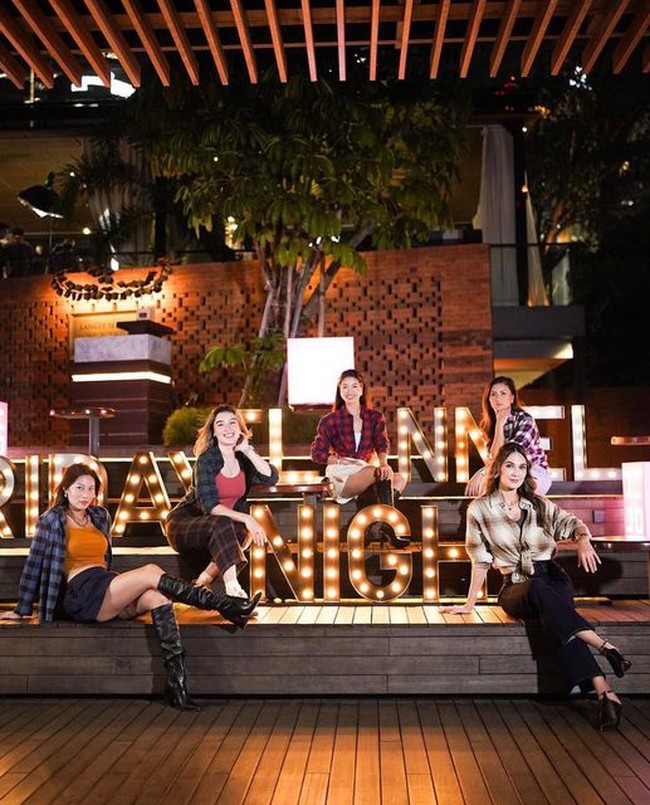 Ini gaya para wanita hobi bersepeda yang diberi nama Lipstick Riders of Jakarta. Perkumpulan tersebut mempunyai akun Instagram @lipstickriders dan pengikutnya sydag lebih dari 15 ribu. Foto: Dok. Instagram @lunamaya.