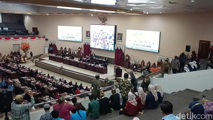 Mahasiswa Protes di Sidang Paripurna DPRD Banten