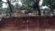 Sejumlah Makam di TPU Sirnaraga Bandung Ambrol, Kain Kafan Terlihat