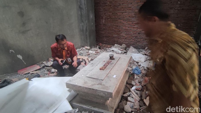 Makam tua misterius di kompleks SMPN 38 Kota Semarang.