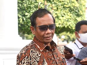 Sengkarut Johnny Plate Tersangka tapi Jokowi Minta Proyek BTS Lanjut