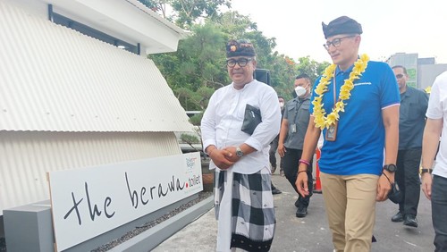 Menparekraf Sandiaga Uno mengunjungi The Berawa Toilet di Pantai Berawa, Canggu, Badung.