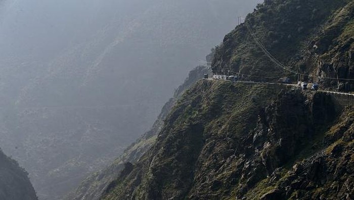Pandangan udara Karakoram Pass di Gilgit-Baltistan, wilayah utara Pakistan, Kamis (29/9/2022) . Jalan Raya Karakoram merupakan sebuah jalan raya yang menghubungkan Tiongkok dan Pakistan, dengan ketinggian 4.693 meter (15.397 kaki).