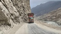 Karakoram Pass adalah jalan berlanskap indah sekaligus berbahaya. Wisatawan bisa melihat puncak-puncak Pegunungan Himalaya, berdiri megah di kejauhan. Gletser dan danau-danau cantik menghampar di depan mata.  