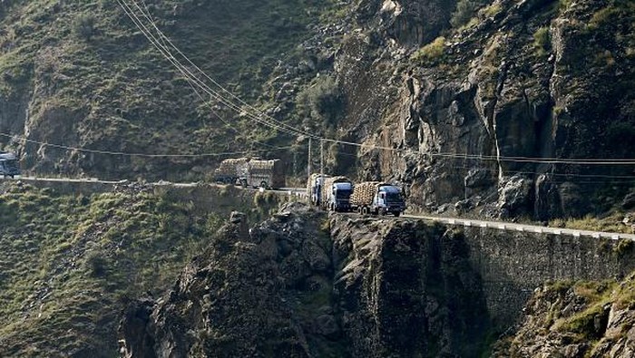 Pandangan udara Karakoram Pass di Gilgit-Baltistan, wilayah utara Pakistan, Kamis (29/9/2022) waktu setempat. Jalan raya ini merupakan salah satu jalan paling berbahaya dan tertinggi di dunia.