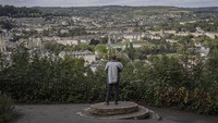 Urusan ketiga jatuh kepada Kota Bath. Kota ini adalah salah satu warisan dunia UNESCO. Bath terkenal dengan arsitektur Georgia yang masih terpelihara. Rute wisata yang populer di sini misalnya Roman Baths Walk: Rute ini dimulai di Roman Baths, situs bersejarah yang telah digunakan untuk pemandian air panas sejak zaman Romawi. Rute ini melewati berbagai tempat bersejarah lainnya, termasuk The Circus, The Royal Crescent, dan Pulteney Bridge. (ANTARA FOTO/Dhemas Reviyanto)