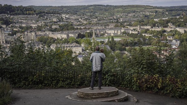 Wisatawan mengamati pemandangan kota Bath dari ketinggian di Inggris, Senin (3/10/2022). Kota ini merupakan salah satu situs warisan dunia UNESCO yang terdapat di Inggris.   