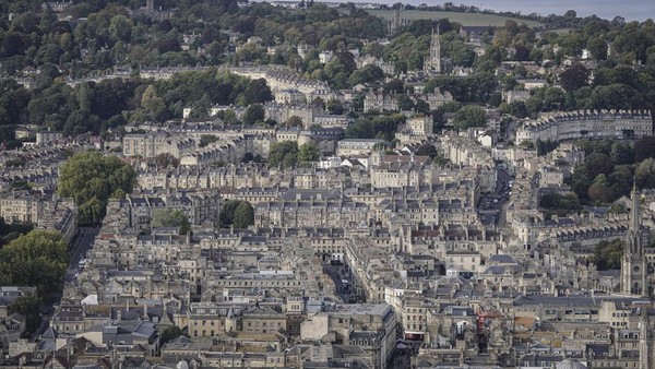 Pemandangan kota Bath dari ketinggian di Inggris, Senin (3/10/2022).   