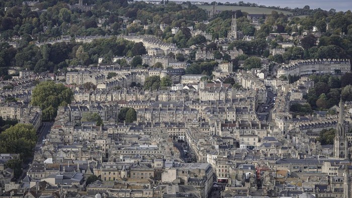 Menyusuri Kota Bath, Warisan Dunia UNESCO di Inggris Pemandangan kota Bath dari ketinggian di Inggris, Senin (3/10/2022). Kota Bath didirikan oleh bangsa Romawi di abad pertama saat mereka menemukan sumber air panas alami yang bisa dijadikan spa dan merupakan salah satu situs warisan dunia UNESCO yang terdapat di Inggris. ANTARA FOTO/Dhemas Reviyanto/aww.