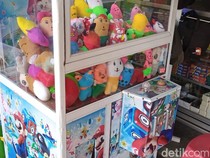 Bermain Mesin Capit Boneka: Mubah, Makruh, atau Haram?