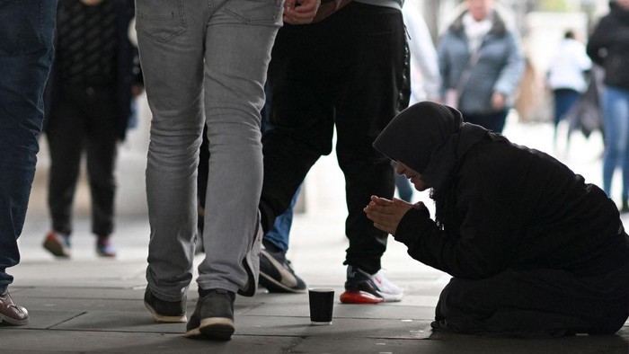 Miris! Gelandangan di Inggris Makin Bertebaran Gara-gara Krisis A homeless man sleeps in his sleeping bag on The Strand in central London on October 1, 2022, as campaigners gather in the city to protest against the cost of living crisis. (Photo by JUSTIN TALLIS / AFP) (Photo by JUSTIN TALLIS/AFP via Getty Images)