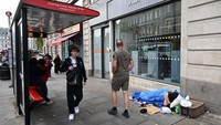 Seorang tunawisma tidur dengan kantong tidurnya di pusat kota London. Inggris saat ini sedang dihadapi krisis, mulai dari krisis energi hingga inflasi.