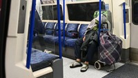 Beberapa orang bahkan sampai tidur di kereta bawah tanah dan banyak lokasi lainnya.