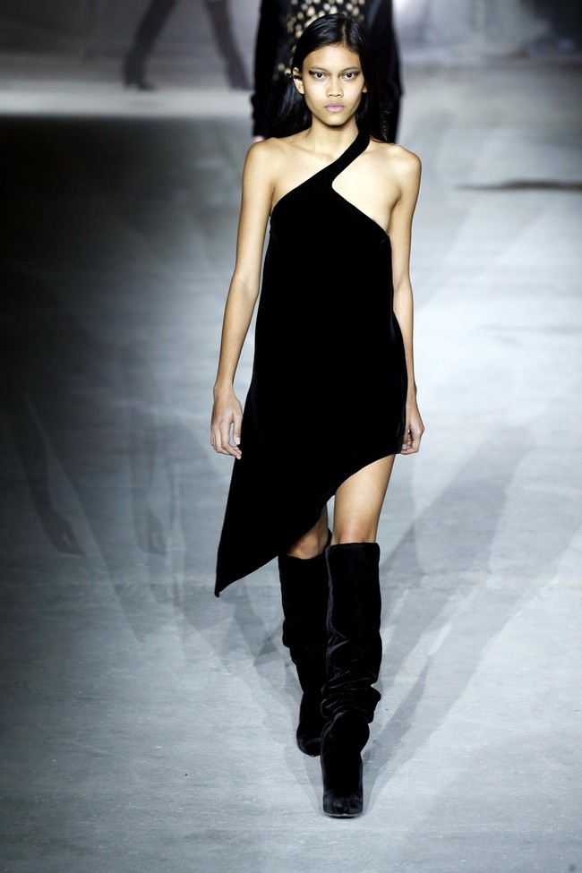 Model asal Indonesia, Laras Sekar, tampil di Paris Fashion Week membawakan koleksi Yves Saint Laurent Fall 2017/2018. Sejak itu wajahnya kerap tampil di berbagai panggung mode internasional, termasuk majalah Vogue Amerika. Titik balik karier Laras terjadi setelah pencari model dari Paris melihat foto-foto polaroid lewat explore Instagram. Foto: Getty Images/Estrop