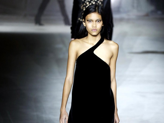 Laras Sekar di Fashion Show Yves Saint Laurent PARIS, FRANCE - FEBRUARY 28: A model walks the runway during the Saint Laurent show as part of the Paris Fashion Week Womenswear Fall/Winter 2017/2018 on February 28, 2017 in Paris, France.
2:10 (Photo by Pascal Le Segretain/Getty Images)