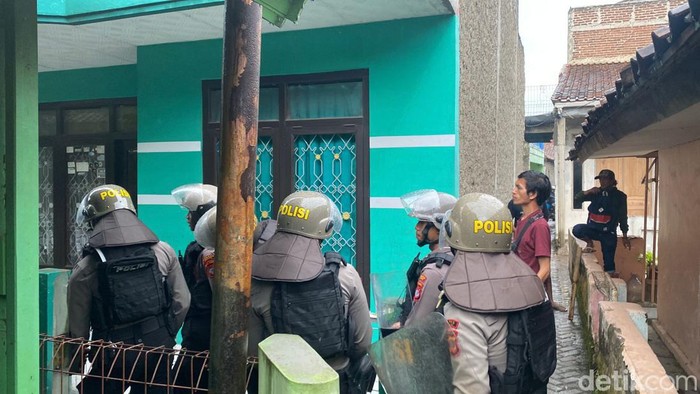 Momen polisi saat tangkap pria bergolok