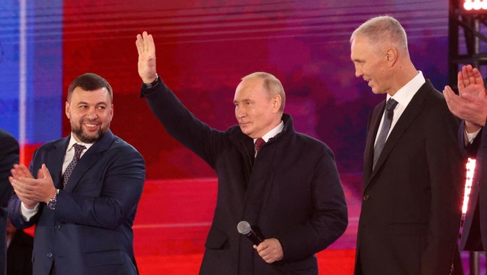 Russian President Vladimir Putin and Denis Pushilin and Vladimir Saldo, who are the Russian-installed leaders in Ukraines Donetsk and Kherson regions, attend a concert marking the declared annexation of the Russian-controlled territories of four Ukraines Donetsk, Luhansk, Kherson and Zaporizhzhia regions, after holding what Russian authorities called referendums in the occupied areas of Ukraine that were condemned by Kyiv and governments worldwide, in Red Square in central Moscow, Russia, September 30, 2022. Sputnik/Sergei Karpukhin/Pool via REUTERS ATTENTION EDITORS - THIS IMAGE WAS PROVIDED BY A THIRD PARTY.     TPX IMAGES OF THE DAY