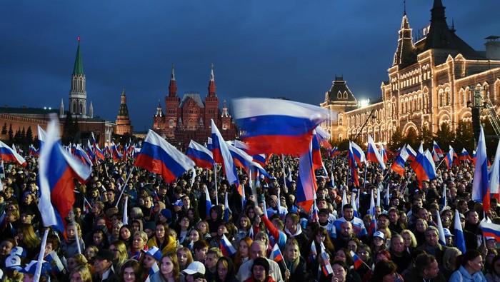 People attend a concert marking the declared annexation of the Russian-controlled territories of four Ukraines Donetsk, Luhansk, Kherson and Zaporizhzhia regions, after holding what Russian authorities called referendums in the occupied areas of Ukraine that were condemned by Kyiv and governments worldwide, in Red Square in central Moscow, Russia, September 30, 2022. Sputnik/Maksim Blinov/Pool via REUTERS ATTENTION EDITORS - THIS IMAGE WAS PROVIDED BY A THIRD PARTY.