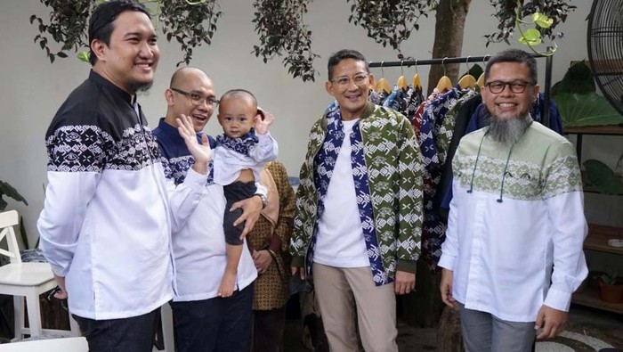 Bertepatan dengan Hari Batik Nasional 'Batik Sandiaga Series' diluncurkan. Begini lho saat Sandiaga bergaya dengan Batik Sandiaga Series.