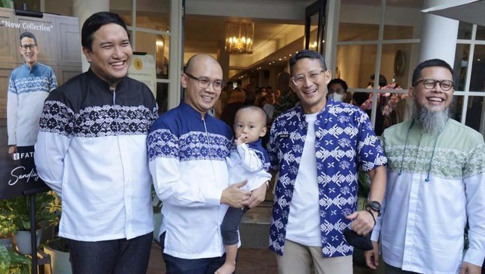 Momen Sandiaga Bergaya dengan Batik Bertepatan dengan Hari Batik Nasional 'Batik Sandiaga Series' diluncurkan. Begini lho saat Sandiaga bergaya dengan Batik Sandiaga Series.