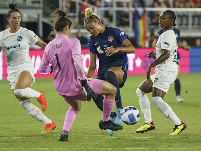 WASHINGTON, DC - SEPTEMBER 17:  NJ/NY Gotham FC goalkeeper Michelle Betos (1) clashes with Washington Spirit forward Trinity Rodman (2) during a NWSL match between NJ/NY Gotham FC and the Washington Spirit, on September 17, 2022 at Audi Field, in Washington DC.(Photo by Tony Quinn/Icon Sportswire via Getty Images)