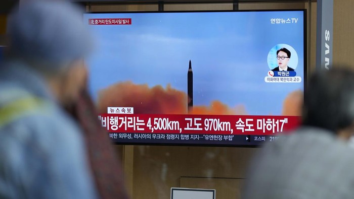 Korea Utara melepaskan rudal balistik ke arah Jepang. Pemerintah Jepang memperingatkan penduduk untuk evakuasi ke tempat penampungan.