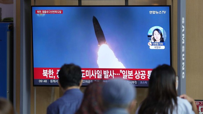 Ngeri! Korut Tembakan Rudal Balistik ke Arah Jepang Korea Utara melepaskan rudal balistik ke arah Jepang. Pemerintah Jepang memperingatkan penduduk untuk evakuasi ke tempat penampungan.