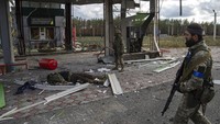 Prajurit Ukraina menemukan mayat rekan mereka di pom bensin yang hancur di kota Lyman, Ukraina, Senin (3/10/2022). Pasukan Ukraina telah merebut kembali benteng utama di Lyman di timur Ukraina yang diduduki Rusia.  