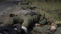 Mayat prajurit Rusia tergeletak di tanah di kota Lyman, Ukraina, Senin (3/10/2022). Mayat prajurit Rusia atau Ukraina yang gugur perang banyak bertebaran di jalan.  