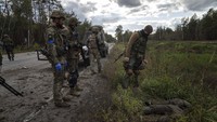 Prajurit Ukraina menemukan mayat saat mereka mencari rekan yang tewas dalam pertempuran di kota Lyman, Ukraina, Senin (3/10/2022).  