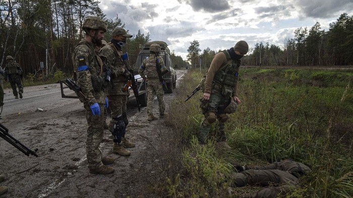 Ngeri, Mayat Tentara Perang Bersebaran di Jalanan Ukraina Prajurit Ukraina menemukan mayat saat mereka mencari rekan yang tewas dalam pertempuran di kota Lyman, Ukraina, Senin (3/10/2022).