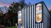 Rumah dai Kontainer Bekas, AS. Ditampilkan di Amazing Interiors Netflix pada tahun 2018, Smithey Container Home berlokasi di Missouri, AS. Menurut Zack Smithey, sekitar 90% bahan didaur ulang, dengan struktur utama rumah terdiri dari delapan kontainer pengiriman. Perabotan eklektik yang serasi dengan eksterior rumah dan sebagian besar adalah bekas. (Zack-Smithey, Courtesy of Gussie Barnidge)